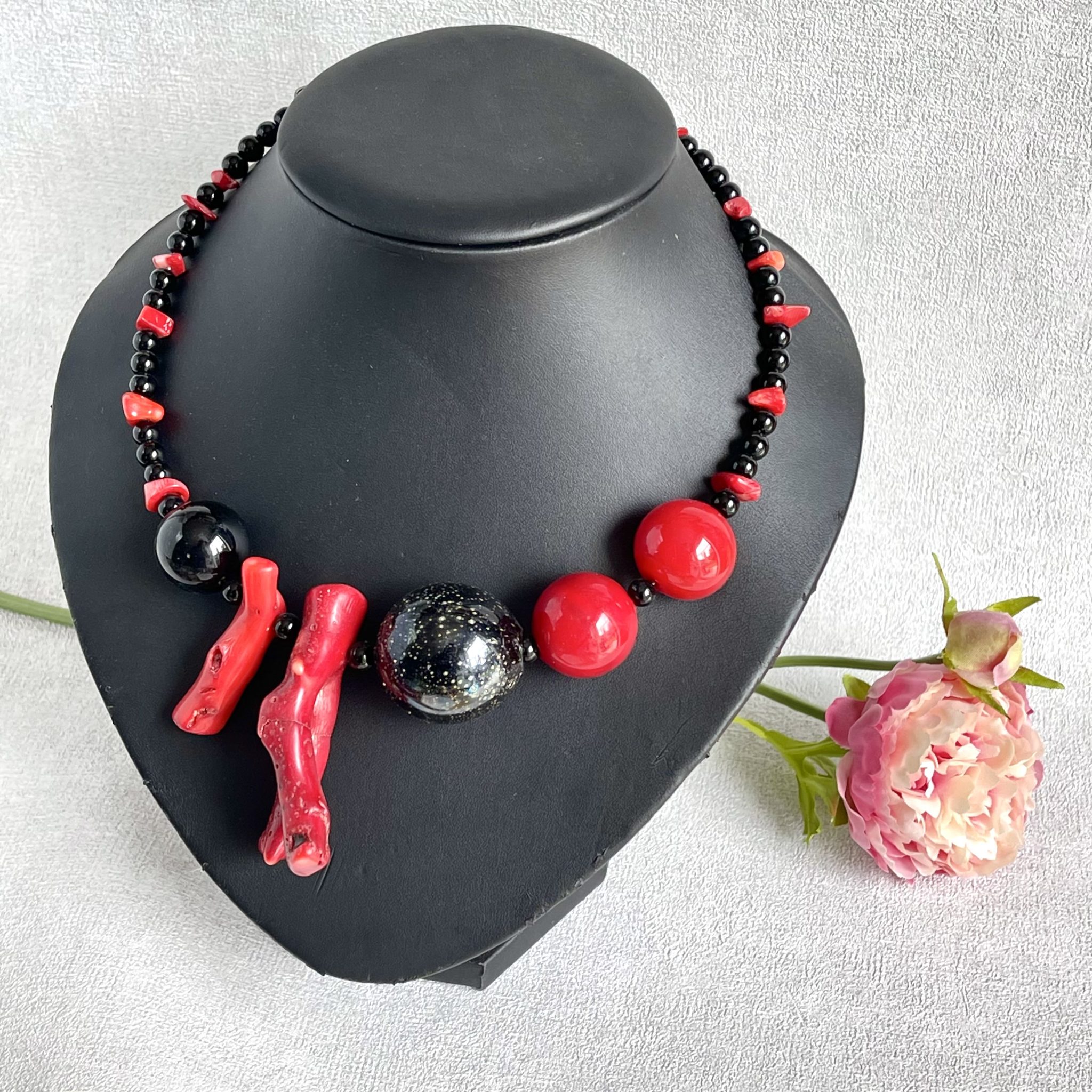 Red black blown Glass and coral necklace, Statement red jewelry, choker necklace, unusual jewelry, Big Chunky Necklace, Asymmetric jewelry